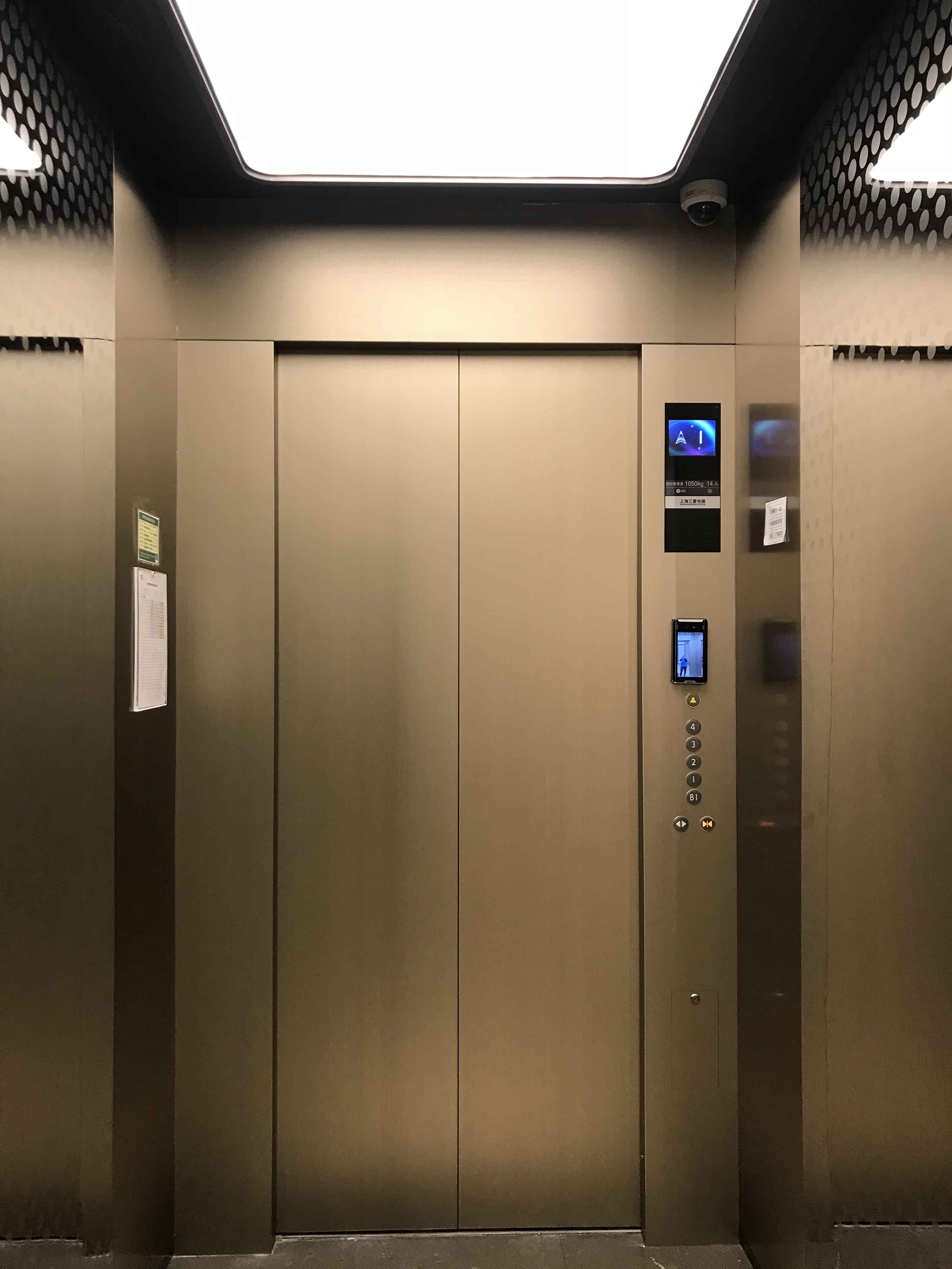 金湾华发商都电梯装饰膜施工案例
